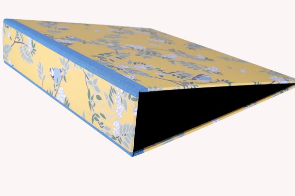 Noble folder with paper and red linen edges